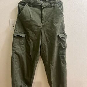BDG Women's Olive Cargo Joggers.new without tag !!